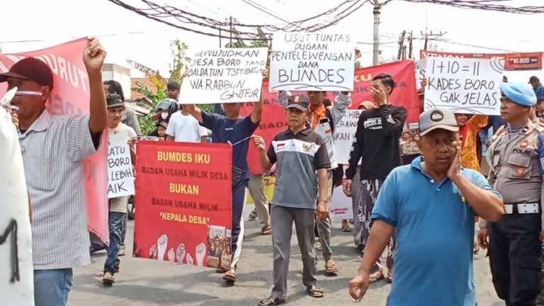 Ratusan Warga Demo Kades Boro, Tuntut Mundur karena Dugaan Korupsi APBDes