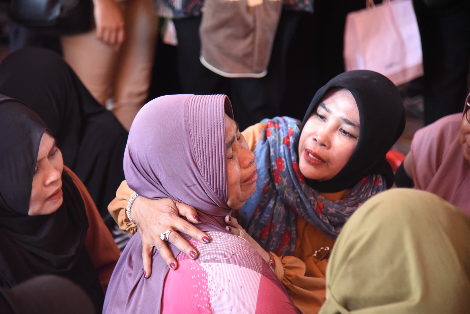 Wagub Jatim dan Wabup Sidoarjo Tenangkan Wali Santri Korban Reruntuhan Bangunan Mushola Ponpes Al Khoziny