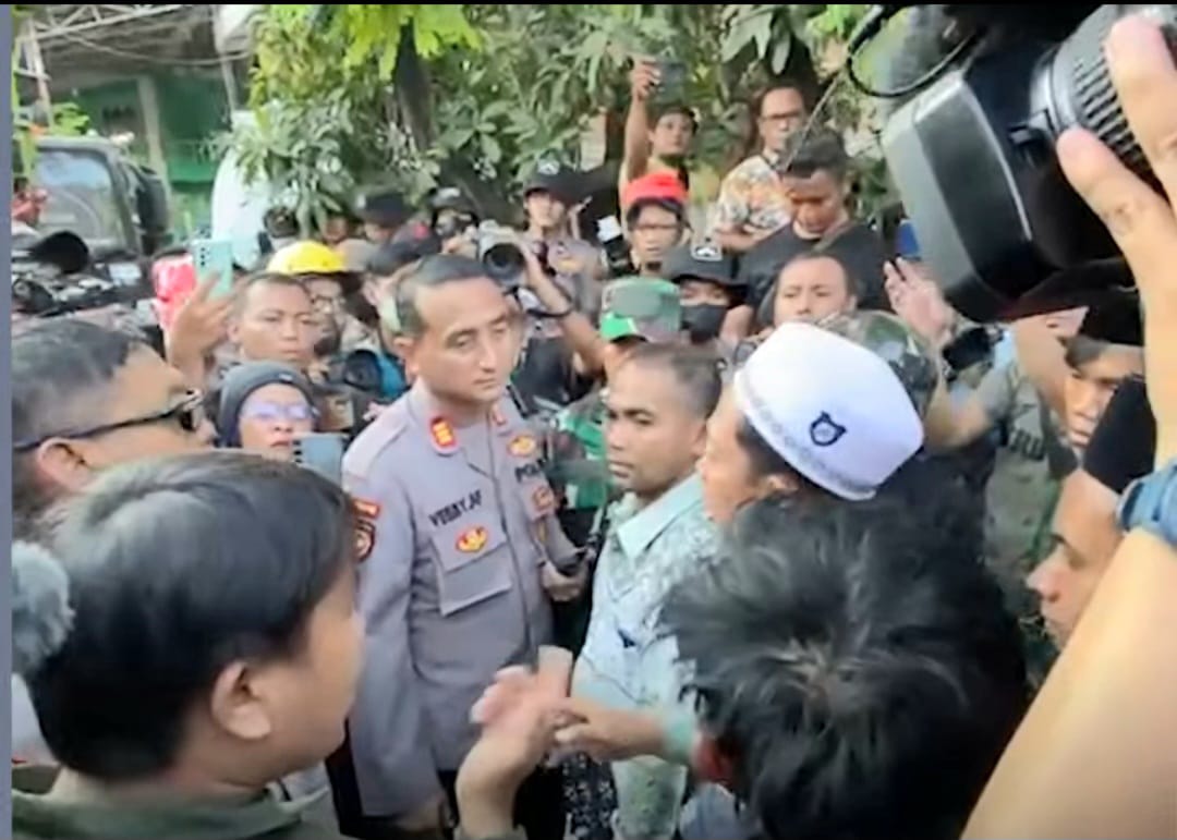 Keluarga Korban Ngotot Ikut Evakuasi, Ketegangan Pecah di Depan Ponpes Al Khoziny