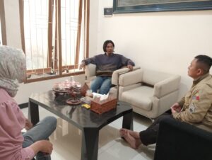 KHD salah satu karyawan Togamas saat lakukan konsultasi hukum