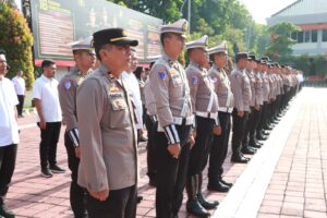 Anggota polres gresik saat melakukan apel 
