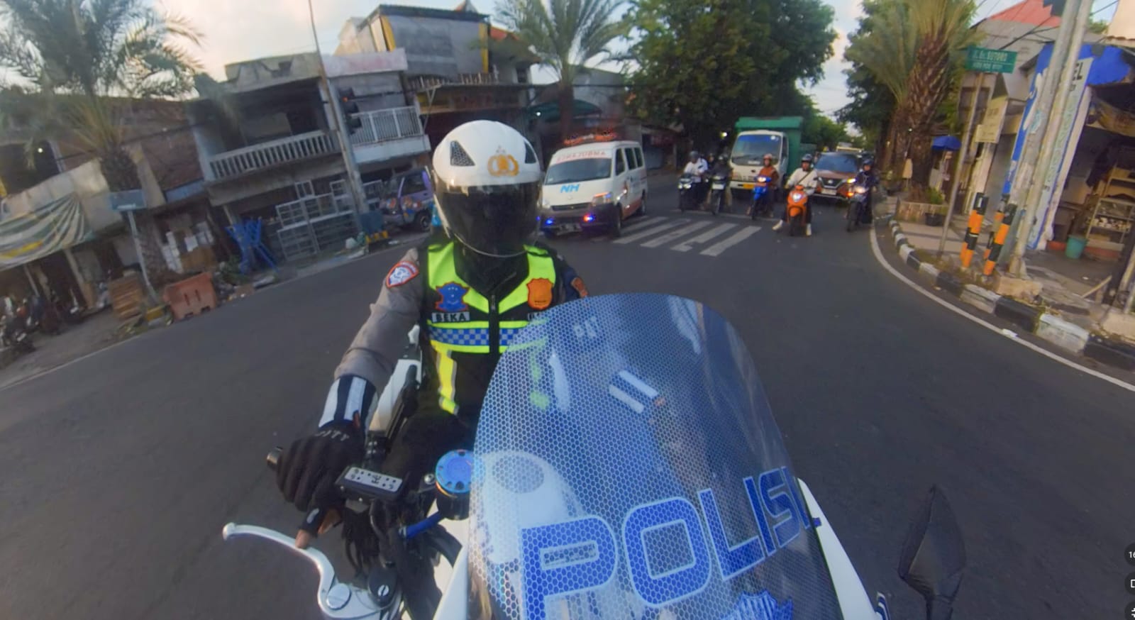 Polisi Satlantas Gresik Sigap Buka Jalan Ambulans