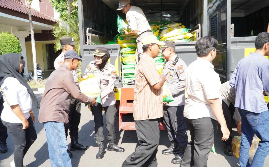 Polda Jatim Peduli Masyarakat Gelar Baksos Salurkan Bantuan untuk Ribuan Warga