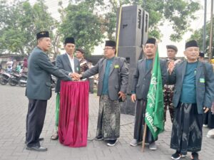Ketua Rais Syuriyah MWC NU Taman, KH.Ahmad Jazuli Sholeh, secara resmi membuka kegiatan pawai karnaval