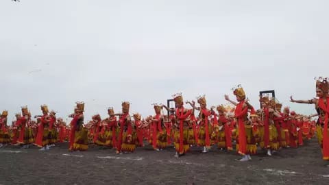 1.350 Penari Gandrung Sewu 2025 Tampil Memukau di Banyuwangi