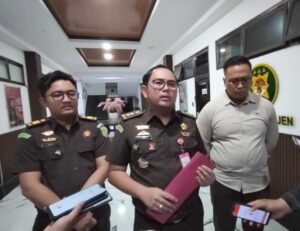 Kasi Pidsus) Kejari Sidoarjo, Jhon Franky Yanafia Ariandi saat berikan keterangan
