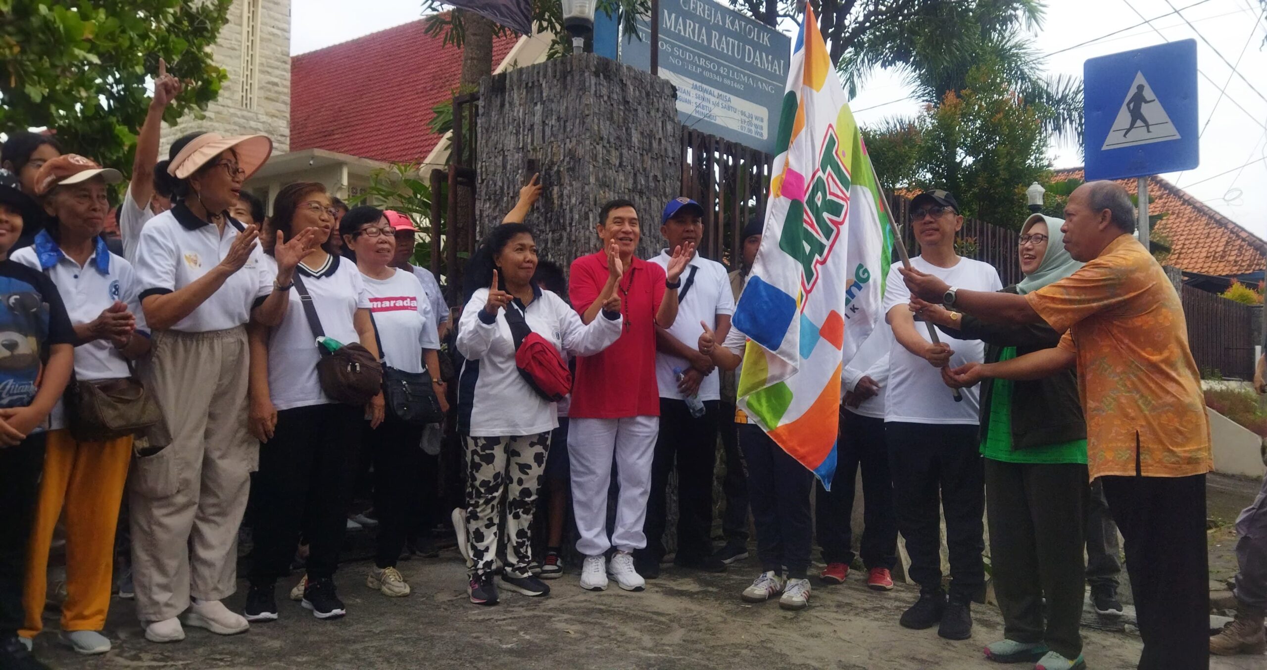 Bupati Lumajang dan Anggota DPR RI Lepas Jalan Sehat HUT Gereja Katolik Maria Ratu Damai