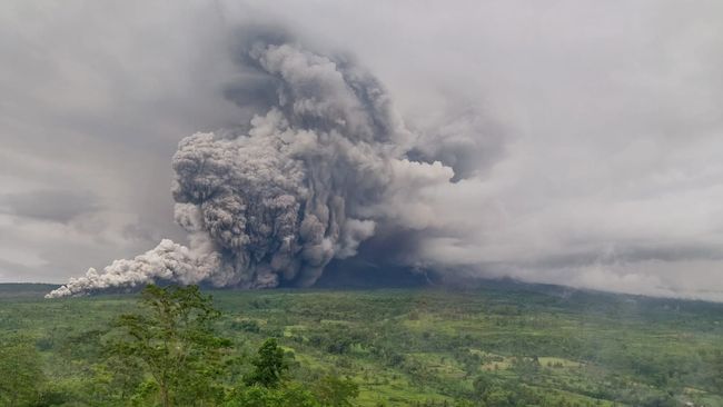 Gunung Semeru Muntahkan Awan Panas
