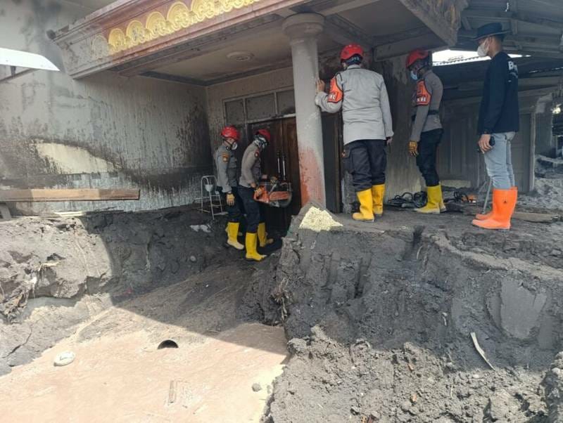 Polisi Bantu Evakuasi Barang Warga