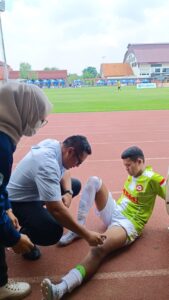 dr. Dimas Rangga Yudyanda Sp.OT., M.Ked.Klin., AIFO-K., FICS saat melakukan tindakan medis