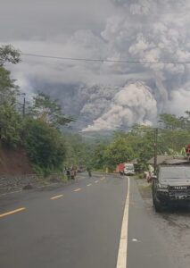 Foto kiriman warga sekitar gunung Semeru 