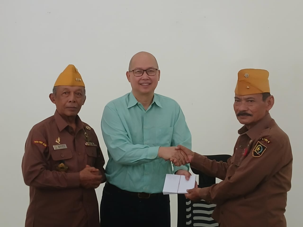 Keluarga Pejuang Serahkan Bingkisan kepada Pengurus Veteran di Hari Pahlawan