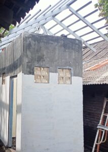 Proses Pembangunan toilet dan pemasangan atap