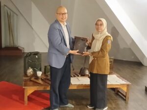Charles E. Tumbel menyerahkan barang koleksinya kepada pihak museum sepuluh nopember
