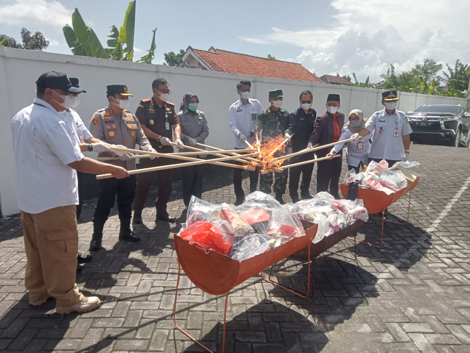 Kejari Lumajang Musnahkan Barang Bukti