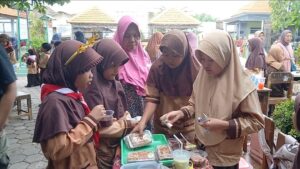 Kegiatan market day Siswa-Siswi SDN Kedensari 2 