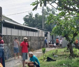 Proses pembongkaran tembok makam yang dilakukan oleh warga desa grogol