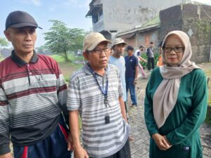 (kanan) Titik Kepala Desa Grogol, (tengah)Pud Warga Grogol dan (Kiri) Salamun Warga Grogol