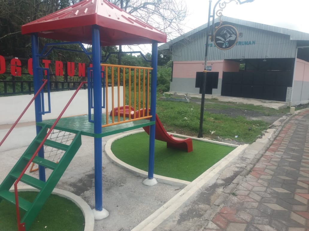 taman yang dibangun di tempat pemakaman umum.