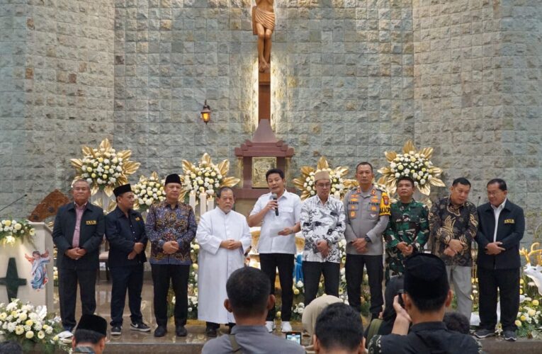 Bupati Sidoarjo bersama Forkopimda Sidoarjo Kunjungi Gereja Pada Perayaan Natal
