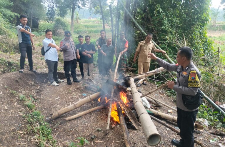 Arena Judi Sabung Ayam di Desa Mendalan Pandaan Dibakar Polisi 