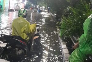 Nampak genangan air di sepanjang jalan