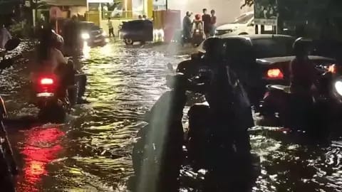 Hujan Deras Guyur Surabaya–Sidoarjo, Sejumlah Ruas Jalan Tergenang Air