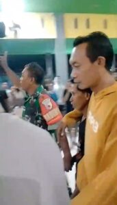 Terduga pelaku berkaos hitam saat di amankan petugas kepolisian 
