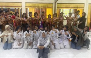 Anita (Depan) pelatih ekstrakurikuler 