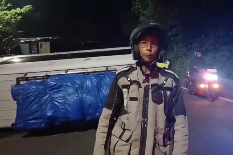 Truk Fuso Muatan Triplek Terguling Hingga Timpa Elf di Jalur Gumitir