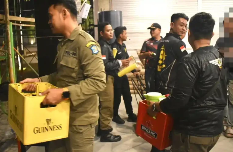 Satpol PP Surabaya Tindak Restoran Jual Miras Saat Ramadan, 32 Botol Disita