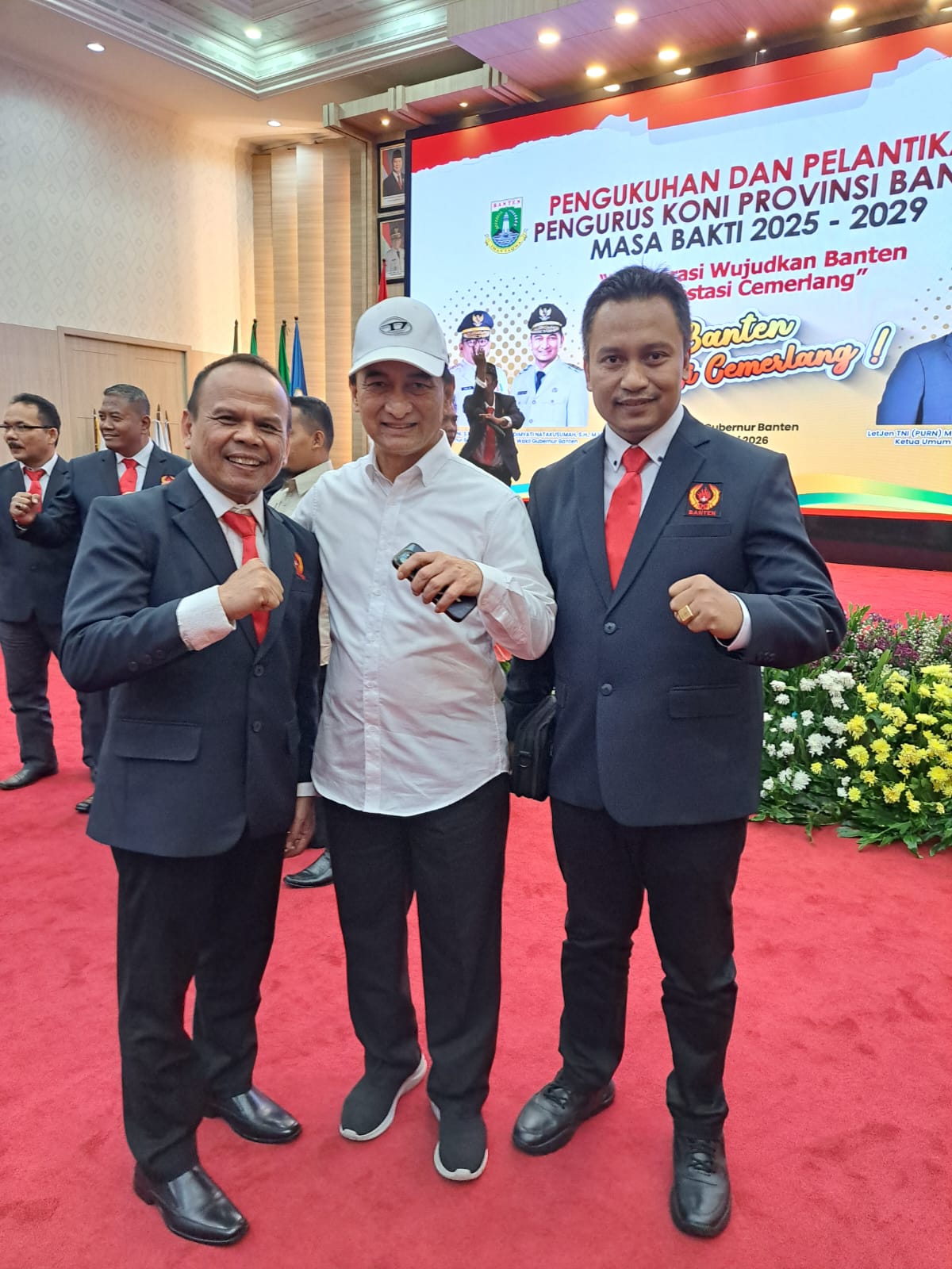 Tlgcari Brita ini Ketua Umum ROC (OSAKA RADIO COMMUNITY ) Hika T.A Putra, S.H, S.E, Ak, CMd, CPs, CAIA . dilantik menjadi pengurus KONI Banten, bidang Bidang Hukum dan Advokasi