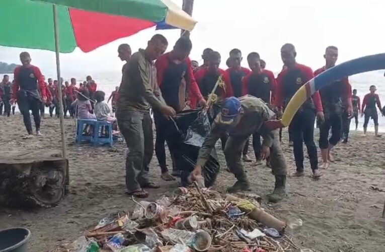 Kapolda Bali Pimpin Aksi Bersih Pantai Kedonganan, Dukung Pariwisata Berkelanjutan