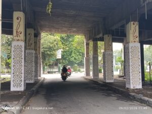 Salah satu ornamen hias yang rusak bawah Flyover Jenggolo, tepat di depan SMAN 1 Sidoarjo