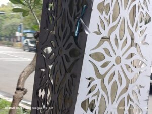 Ornamen hias yang rusak dan hanya di beri ikatan tali tanpa adanya perbaikan