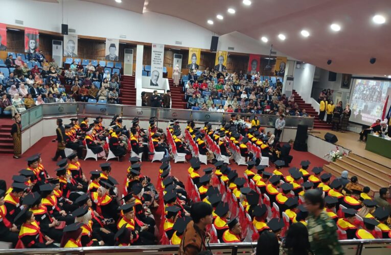Khidmat dan Meriah: Pelepasan Lulusan FH UI di Auditorium Depok