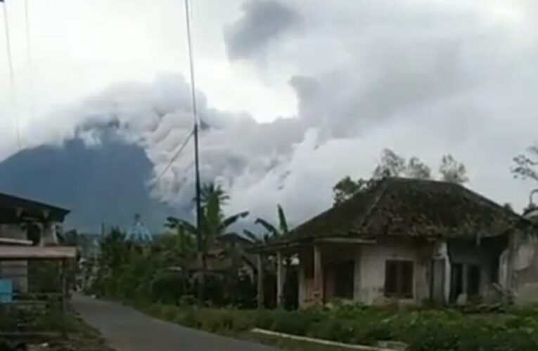 Terancam Awan Panas Erupsi Semeru, BPBD Lumajang Minta Warga Waspada