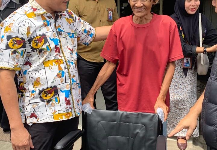 Bupati Sidoarjo Subandi Salurkan Kursi Roda dan Jaminan Kesehatan bagi Warga Waru-Sedati