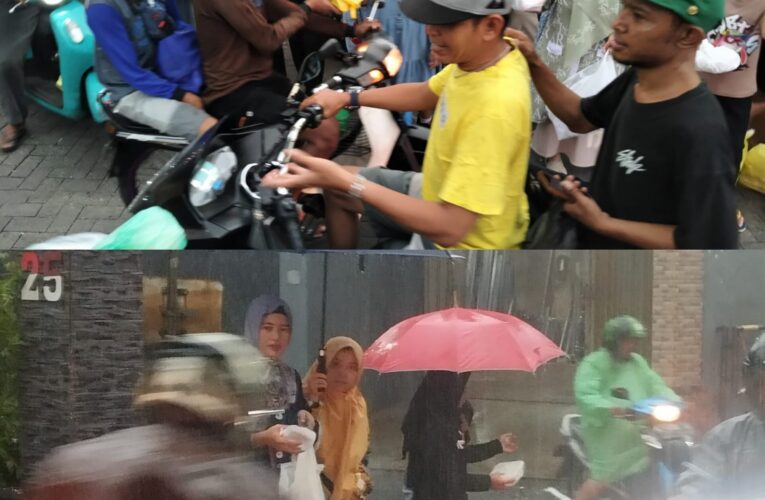 Siswa SDN Petemon XIII Surabaya Berbagi Ta’jil di Tengah Hujan, Semangat Ramadan Tak Surut
