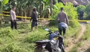 Kepolisian saat olah TKP dan evakuasi korban