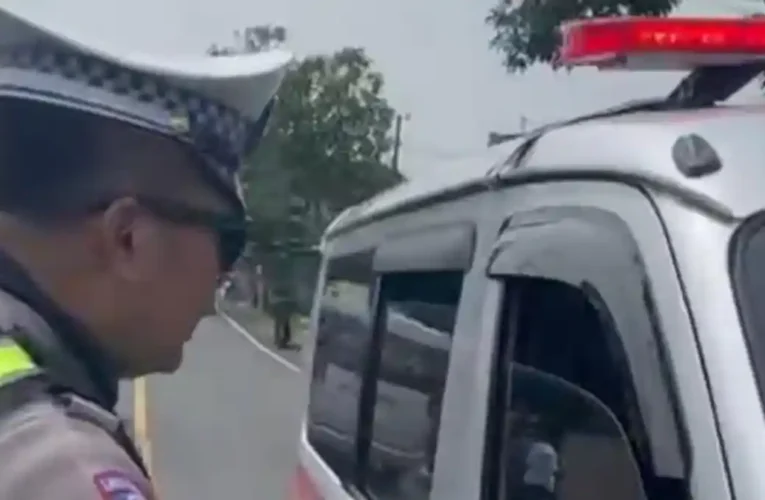 Polisi Hentikan Ambulans di Bangkalan, Ternyata Gunakan Sirene untuk Hindari Macet