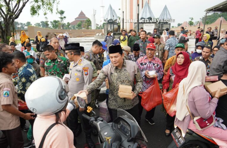 Subandi dan Forkopimda Sidoarjo Turun ke Jalan Bagikan 75 Ribu Takjil