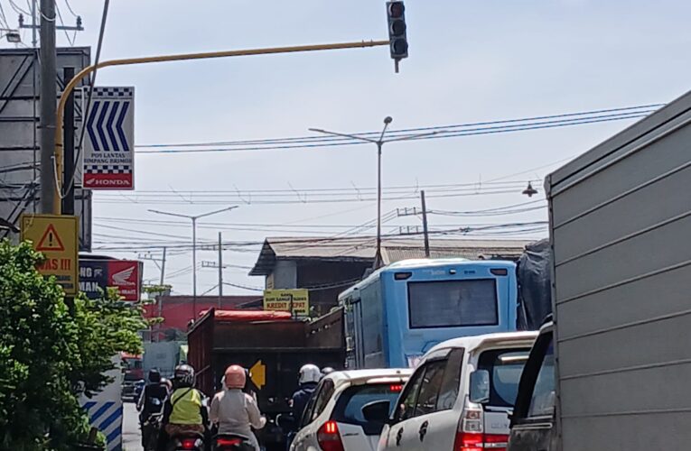 Lampu Traffic Light Tidak Berfungsi di Simpang Brimob Taman Sidoarjo, Supeltas Terpaksa Atur Lalu Lintas
