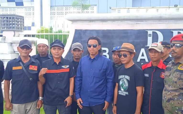 Laskar Jenggolo Kirim Karangan Bunga Duka ke DPRD Sidoarjo, Protes Kinerja Legislatif