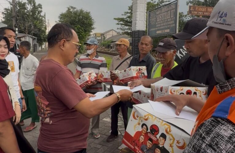 Ketua DPC PDIP Surabaya Armuji ,Serahkan Bingkisan Lebaran untuk Relawan Penjaga Perlintasan Kereta di Surabaya