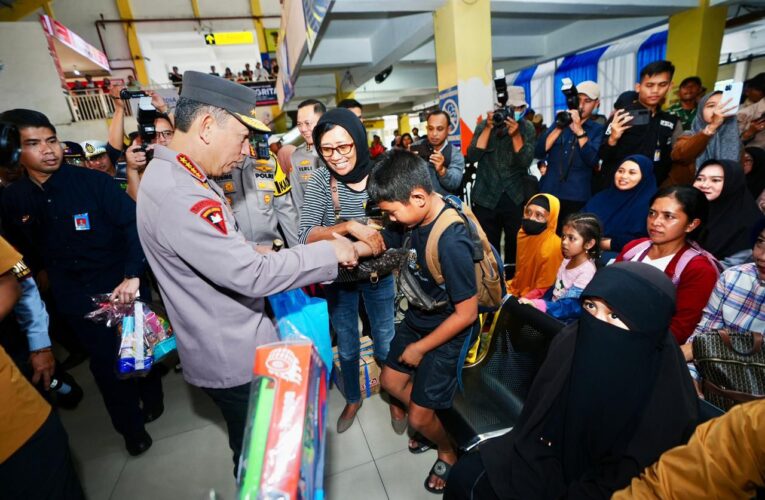 Kapolri Tinjau Terminal Purabaya dan Berikan  Himbauan ke Sopir Bus