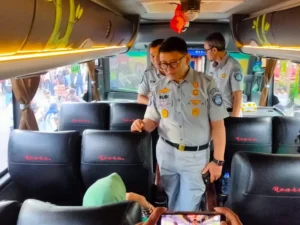 Direktur Sumber Daya Manusia, Umum dan Teknologi Informasi PT Jasa Raharja, Rubi Handojo berbincang dengan pemudik.