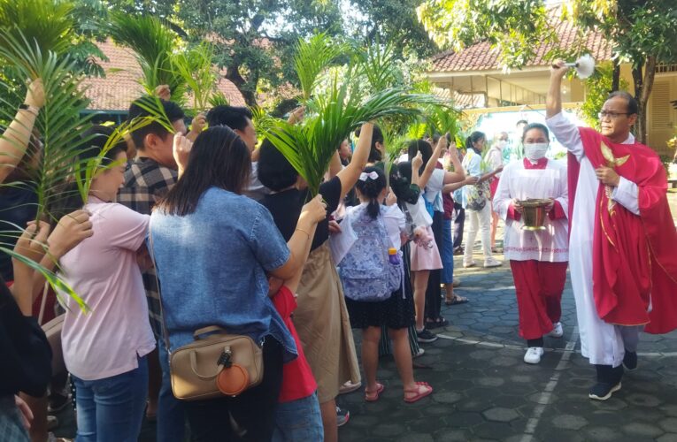 Minggu Palma Umat Katolik di Lumajang Berlangsung Meriah