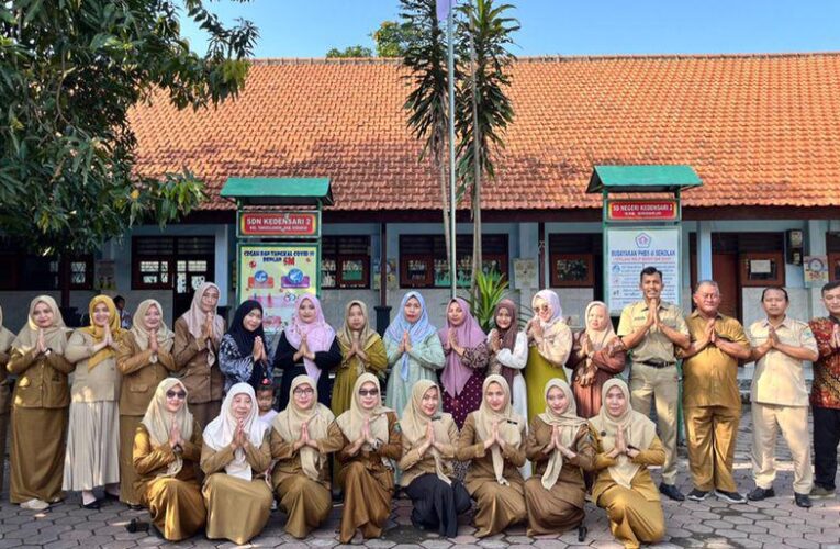 Halalbihalal Warnai Hari Pertama Sekolah di SDN Kedensari 2 Sidoarjo, Pererat Kebersamaan Siswa dan Guru