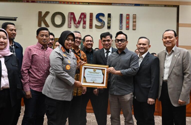 Komisi III DPR RI Beri Penghargaan ke Kapolres Metro Bekasi 